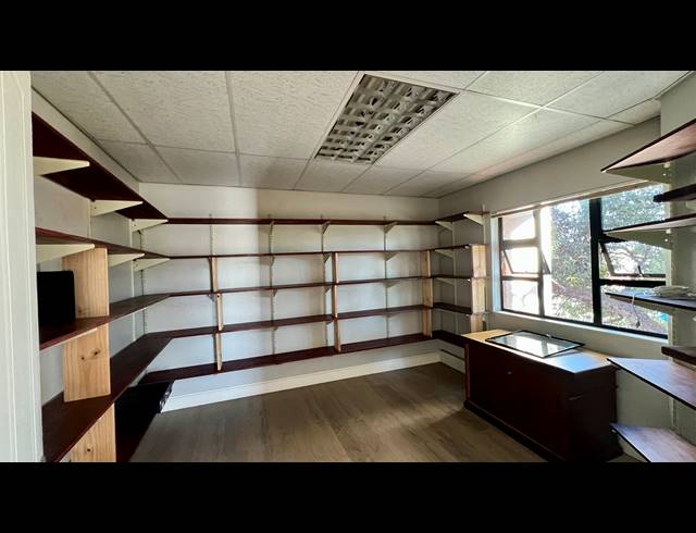 218M² OFFICE TO LET IN ROCKY DRIFT